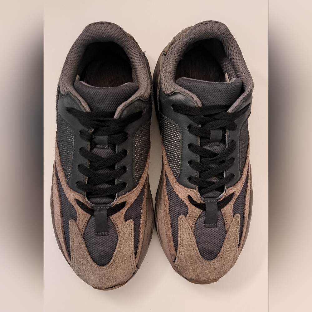 Adidas Yeezy Boost 700 Mauve , Men’s Sneakers – Style EE9614, Size 9.